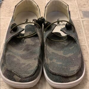Women’s Corkys Kayak Camouflage Shoes Size 7